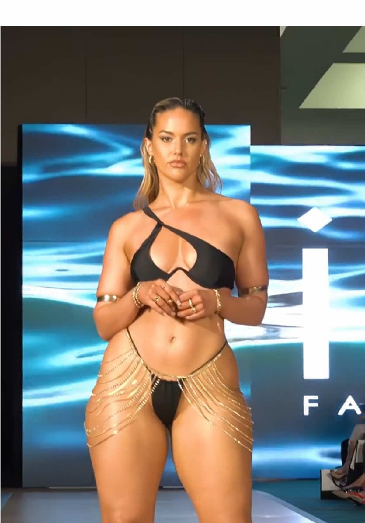 Oldie but goodie 🖤 #Runway #runwaywalk #runwaymodel 