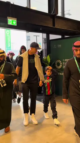 ¡Cristiano Jr. ya superó a su papá! ☝🏽 Apenas tiene 14 años, y aunque aún es demasiado pronto para saber si tendrá una carrera tan exitosa como la de su padre, ya superó al “Comandante” al menos en estatura. 😵‍💫🦒 ¿Crees que pueda llegar al nivel futbolístico de CR7? 🔝⚽ 🎥: turki_alalshikh [TT] #CristianoRonaldo #Futbol