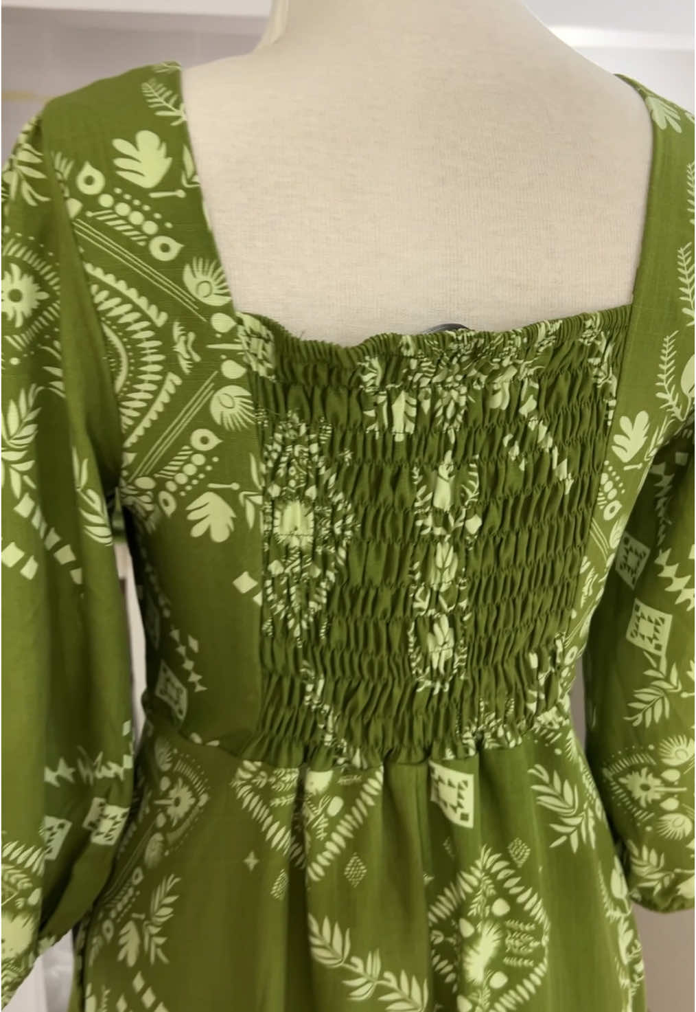 Já mostrei a parte da frente, agora mostro a parte de traz e como emendei a frente com as costas . #dicasdecostura #costuracriativa #costurafacil #costureira #roupas #costurando #vestido #costuraonline #boho #lastex 