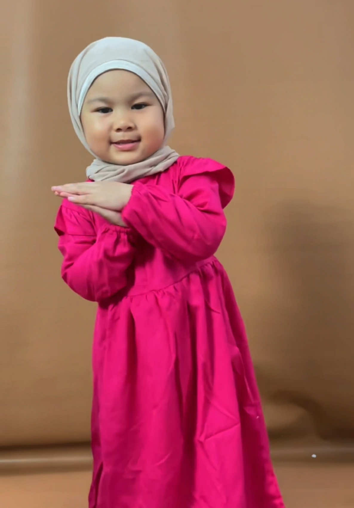 Posting ulang tadi blur😌 btw dress aku cantikkk kan kaya akuu😁 #affiliate #masyaallahtabarakkallah #outfitanakperempuan #stelananakperempuan 