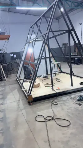 Iniciando revestimento dos pisos do chalé.  #chalé #chaléinsdustrial #cabana #vendedor #porcelanato #maodeobraespecializada 