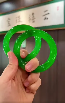 PHỈ THUÝ BĂNG LỤC ĐẾ VƯƠNG. Mang trong mình màu xanh lục thu hút ánh nhìn, cùng vẻ đẹp thanh lịch sang trọng. Lục đế vương luôn là màu mà các tay săn ngọc luôn tìm kiếm, nó không chỉ mang lại giá trị về kinh tế mà còn là giá trị của bản sắc văn hoá. 🌼🌼#hamisanngoc #jade #camthach #phithuy 