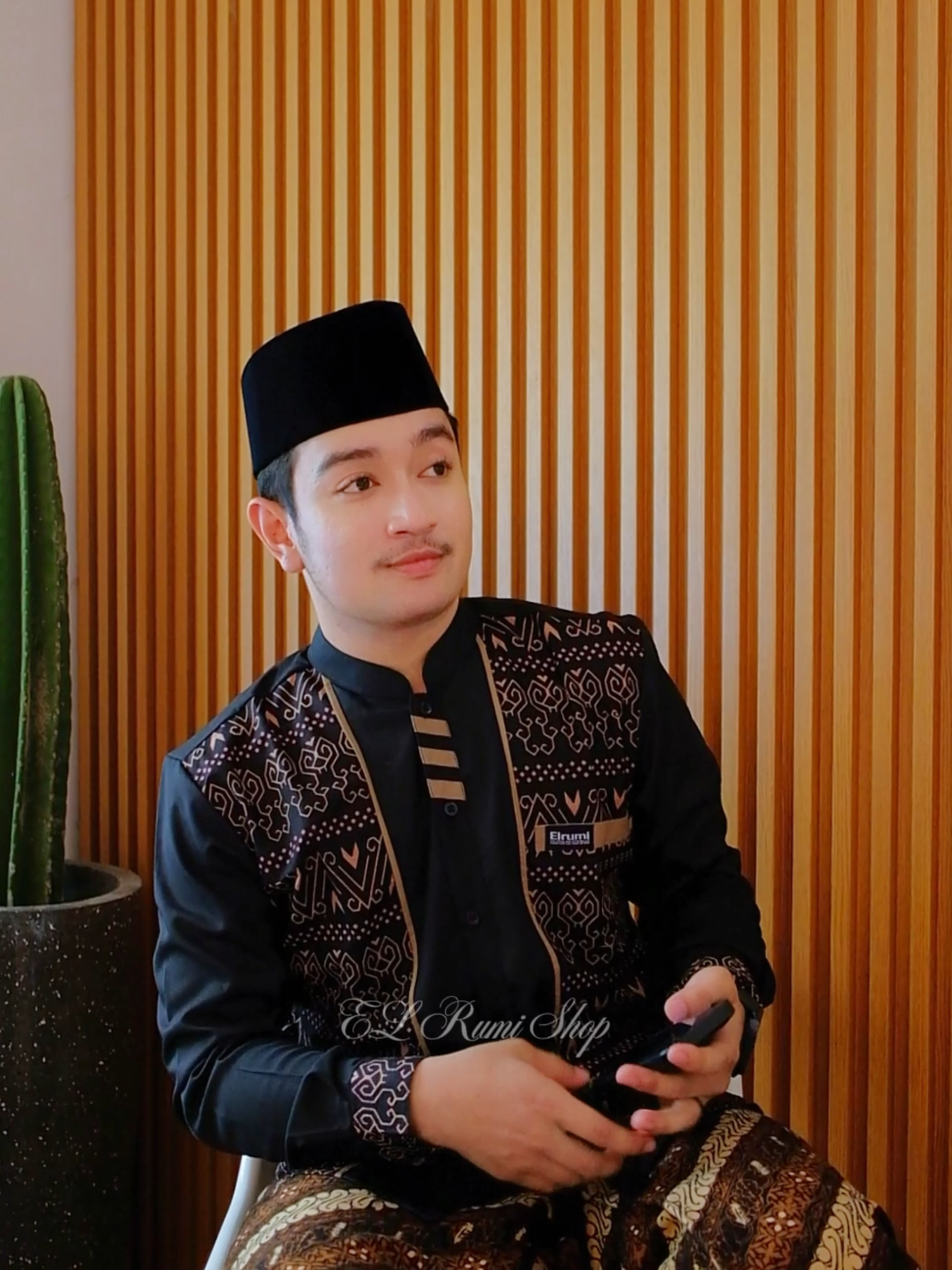 Kemeja koko yang nyaman, stylish, dan pastinya berkualitas! Dengan bahan premium dan desain yang modis, Kemeja Koko EL Rumi cocok untuk kamu yang selalu ingin tampil maksimal.  🎯Order sekarang! #bajulebaranterbaru2025 #fashionmuslim #kokodewasapria #elrumishop #Kokoelrumi #elrumi #bajulebaran #kokoelrumi