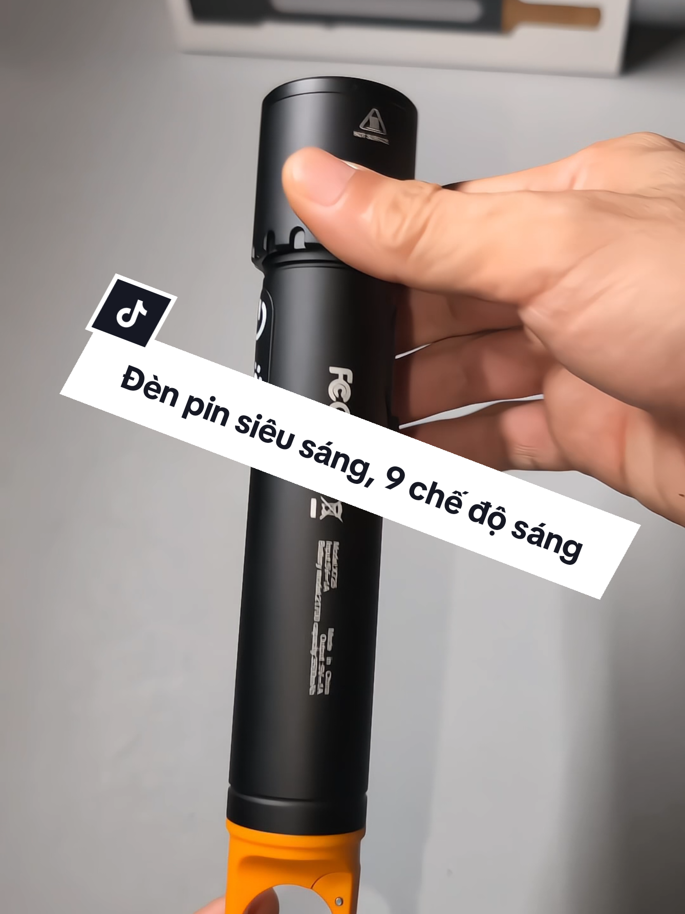 Đèn pin siêu sáng có thể chiếu điểm và chiếu rộng, có 9 chế độ sáng. #denpinsieusang #denpin #denpinminisieusang #denpinzoomsangxagan #tienich #giadungtienich #muataitiktokshop 