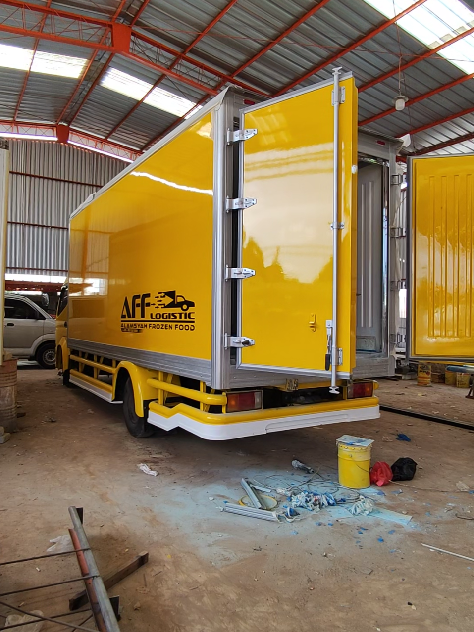 sudah tahap 80% untuk Ramadhan Race 🚚💨  AFF 017  #aisbox #karoseri #boxfiberglass #boxthermo #topre #cantermaniaindonesia #hdl #thermoking 
