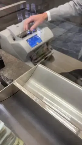 Ass.. Dokumentasi .. Proses penukaran uang dolar ke rupiah di salah satu Bank yang ada di Indonesia,, untuk yang merasa memiliki paket atau yang dikirimi uang Dollar yang dikirim dari luar negeri agar segera melaporkan kepada kami petugas Bea cukai Indonesia.. agar kami bisa menyelesaikan untuk bantu kepengurusan agar bisa sampai ke alamat tersebut terima kasih 🙏🙏