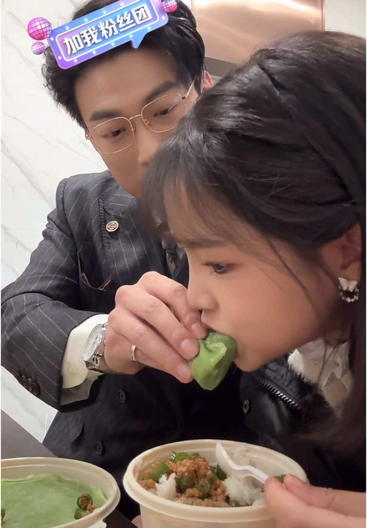 Makanan dibuatin, di suapin, sisanya di makan sama yu Long, kayak gini masih ada yang meragukan hubungab mereka? 😏😏😒😒 heh buka mata kalian wahai kaum gamon 😜😜. Tetaplah seperti ini, berikan asupan bagu kaum gamon biar makin kepanasan 😂😂😂. #Yulong #Yangmiemie #yulongyangmiemie #coupledouyin #yulongandyangmeimei #sweetcouple #cuoplegoals #yulongmiemie 