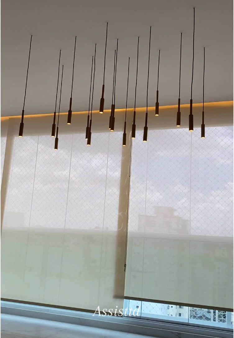 Sala de jantar e estar.  Lustre pronto para receber a mesa! #eletrica #sala #lustre 