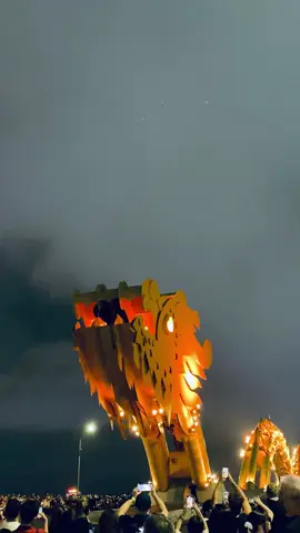 Dragon Bridge 🐉 📍Da Nang, Vietnam Dragon Bridge predstavlja simbol oslobodjenja Da Nanga.  Nas vodic nam je rekao da je zmaj zensko, jer ‘bljuje’ vatru i jer je neustrasiva. 💅 Takodje, postoje razne legende o ovom mostu. Svakog petka, subote i nedelje u 21:00h pocinje show ‘bljuvanja’ vatre i traje oko 15 minuta.  #Vietnam #DaNang #danangcity #🇻🇳 #dragonbridge #dragonbridgedanang #🐉🐉 