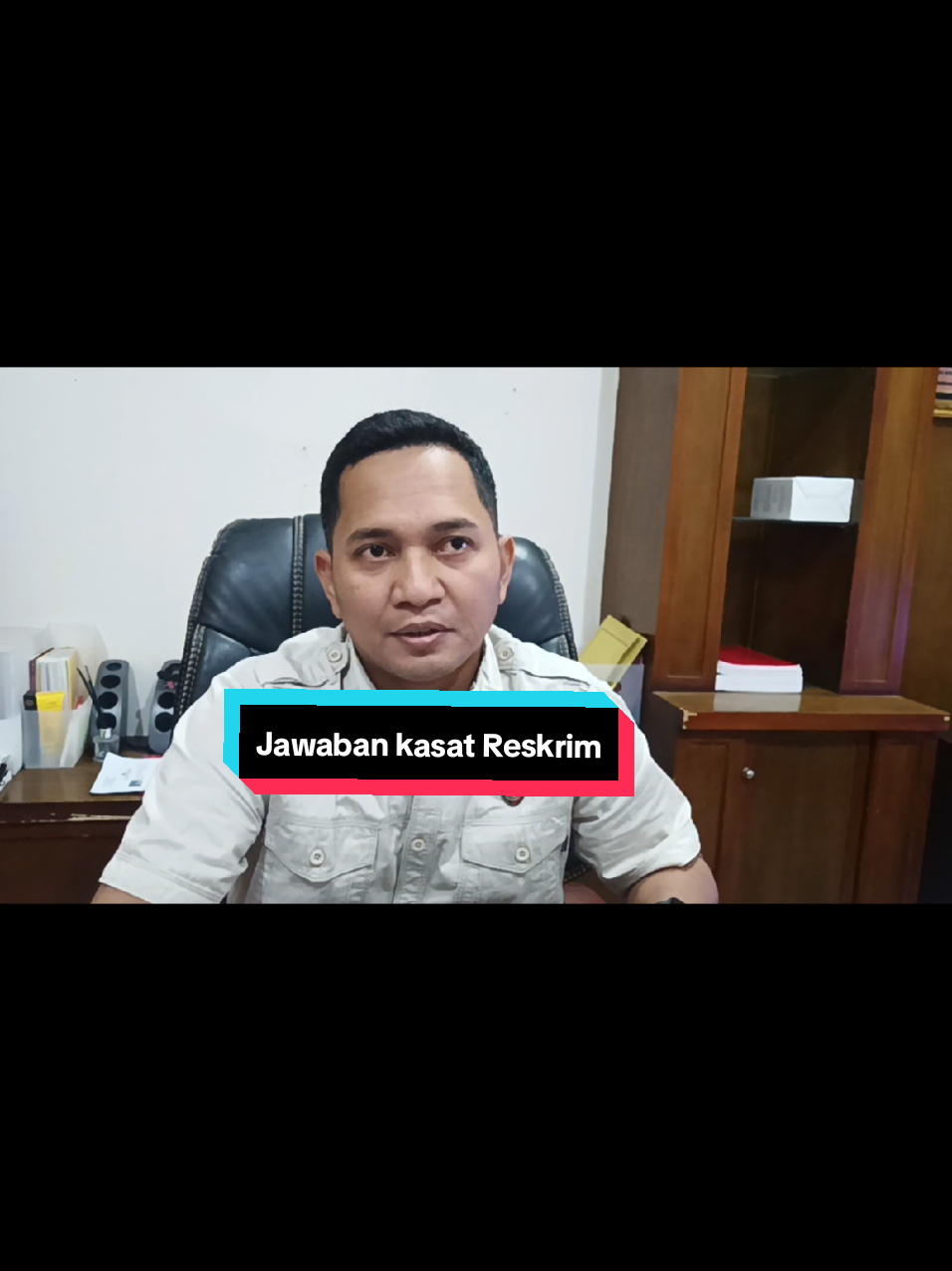 Membalas @albieltf  Dugaan penipuan dalam perjalanan studi mahasiswa Universitas Prof. Dr. Hazairin, SH atau Unihaz masih dalam tahap penyidikan. Satuan Reskrim Polresta Bengkulu terus mengumpulkan keterangan saksi dan alat bukti terkait kasus yang melibatkan CV Lautan Biru Nusantara, atau LBN.  Hingga saat ini/ belum ada pihak yang ditetapkan sebagai tersangka. Direktur CV LBN dan istrinya masih berstatus sebagai terlapor, sementara penyidik terus mendalami aliran dana yang ditemukan dalam proses investigasi.  Dikatakan kasat reskrim polres bengkulu. Akp sujud alif yulam lam Dalam penyelidikan ditemukan adanya transfer dana dari CV LBN ke rekening atas nama Huraira, yang diketahui merupakan istri Dekan Fakultas Hukum Unihaz. Namun, kepolisian masih menelusuri tujuan penggunaan dana tersebut sebelum mengambil langkah lebih lanjut.  #polrestabengkulu  #kasatreskrim  #unihaz
