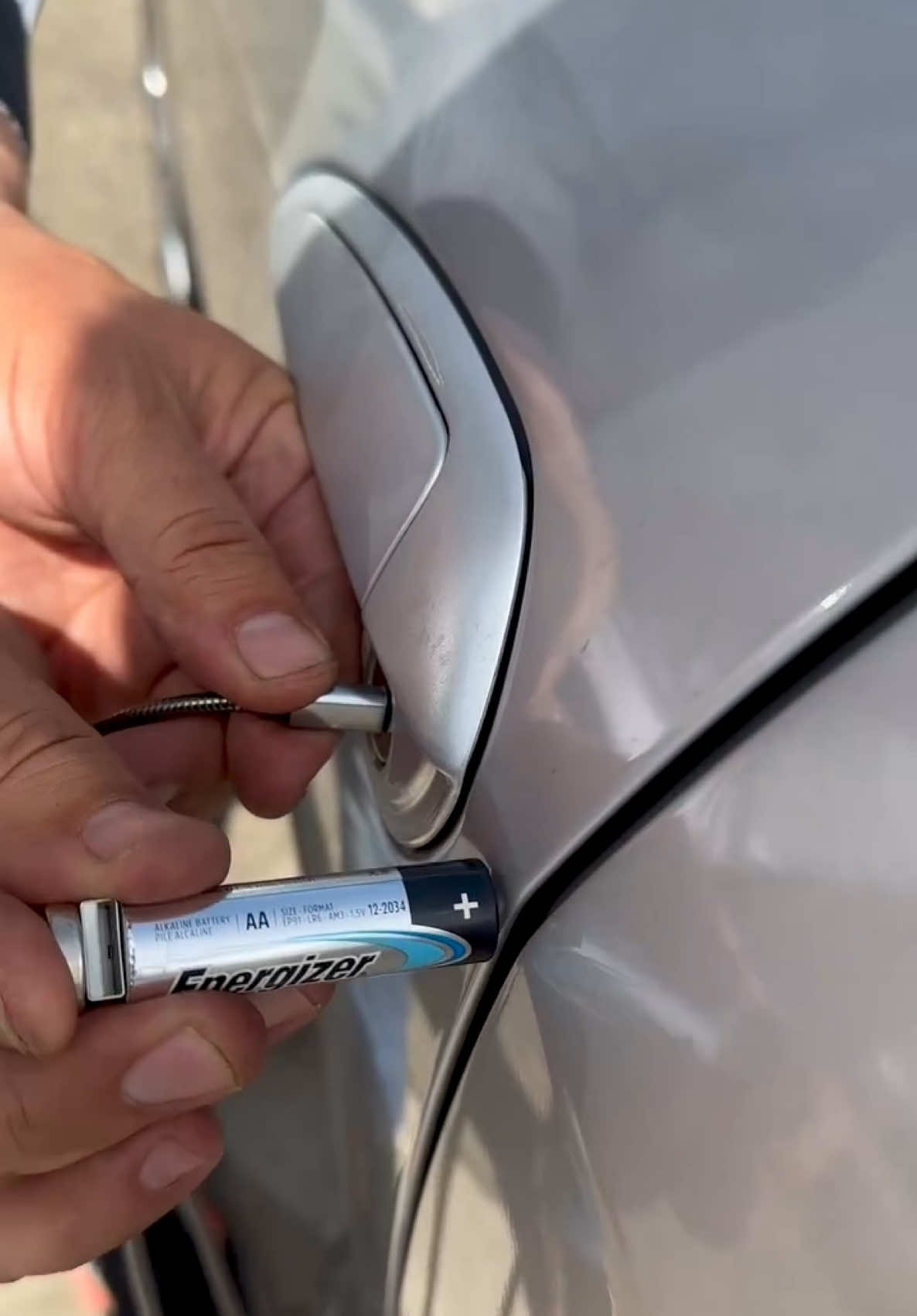SHOCKING Trick: Unlock Your Car with USB and Batteries in 5 Seconds! 🚗⚡ #Skerdix #UnlockCar #USB #QuickTrick