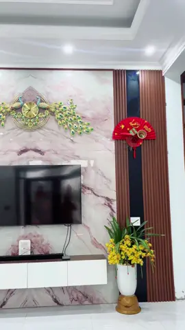 Đố các bác biết vách tivi nhà e là nhựa hay đá ạ😅 #nhadep #noithat #noithatdep #dongho #xuhuong #donghotrangtri #fyp #xaynha 