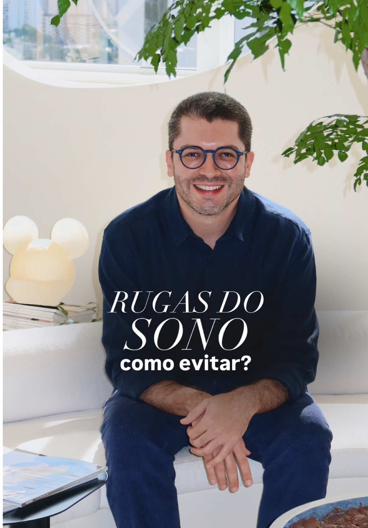 Rugas do sono: como evitar ?  Dormir de barriga pra cima é a forma mais efetiva de prevenir essas rugas tão indesejadas, mas não é uma tarefa simples pra maioria das pessoas!  Se você não consegue dormir assim, tente usar adesivos de silicone e sutiã antirrugas. Eles ajudam a amenizar a dobradura da pele que favorece a ruga.  E quando eu já tenho essas marcas ? Aí precisamos tratar com estímulo de colágeno injetável, fios ou ainda tecnologias pra devolver firmeza e eliminar as rugas.#drbrunoalbernaz #dermatologia #dicasdeskincare #pele #goiania #rugasdosono #sleeplines 