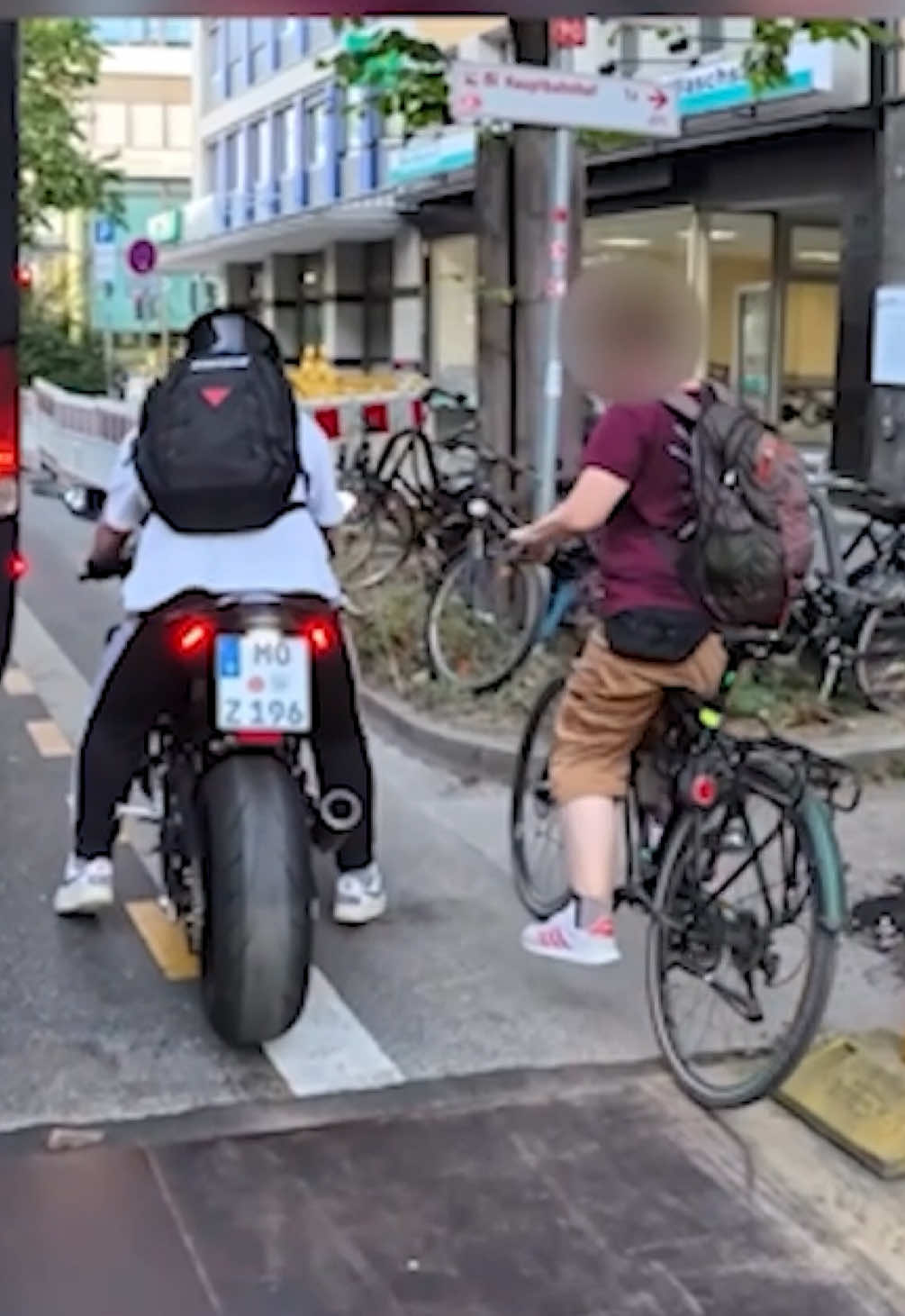 Zemo legt sich mit Fahrradfahrer an  #davidbost #gehtsteil #motorrad 