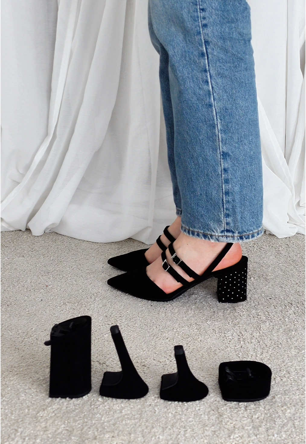 One shoe, five ways to wear it. Singapore adapts to every occasion with its five interchangeable heels. Maximum versatility without compromising style. #interchangeableheels #convertibleheels #tacchiintercambiabili #taconesintercambiables #taconesconvertibles #tacosconvertibles #tacosintercambiables #TALONSINTERCHANGEABLES #austauschbareabsätze