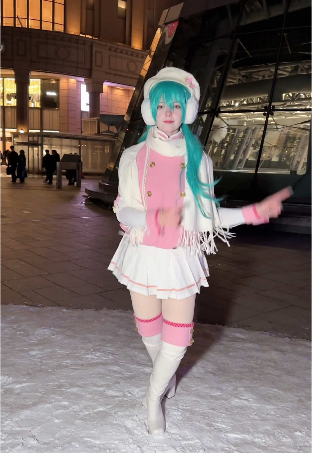 heels and snow are the worst combination #hatsunemiku #ratdance #cosplay #初音ミク #コスプレ 