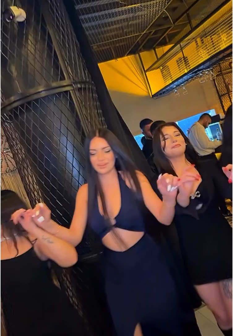 🥂 Eyşan İstanbul , Yeni Nesil Eğlence 💃 Haftanın 7 Günü  🎧 19:30 - 01:30 saatleri arası eğlence  ☎️ Bilgi ve Rezervasyon: 0 (531) 930 86 81  📍İstanbul / Beşiktaş-Fulya