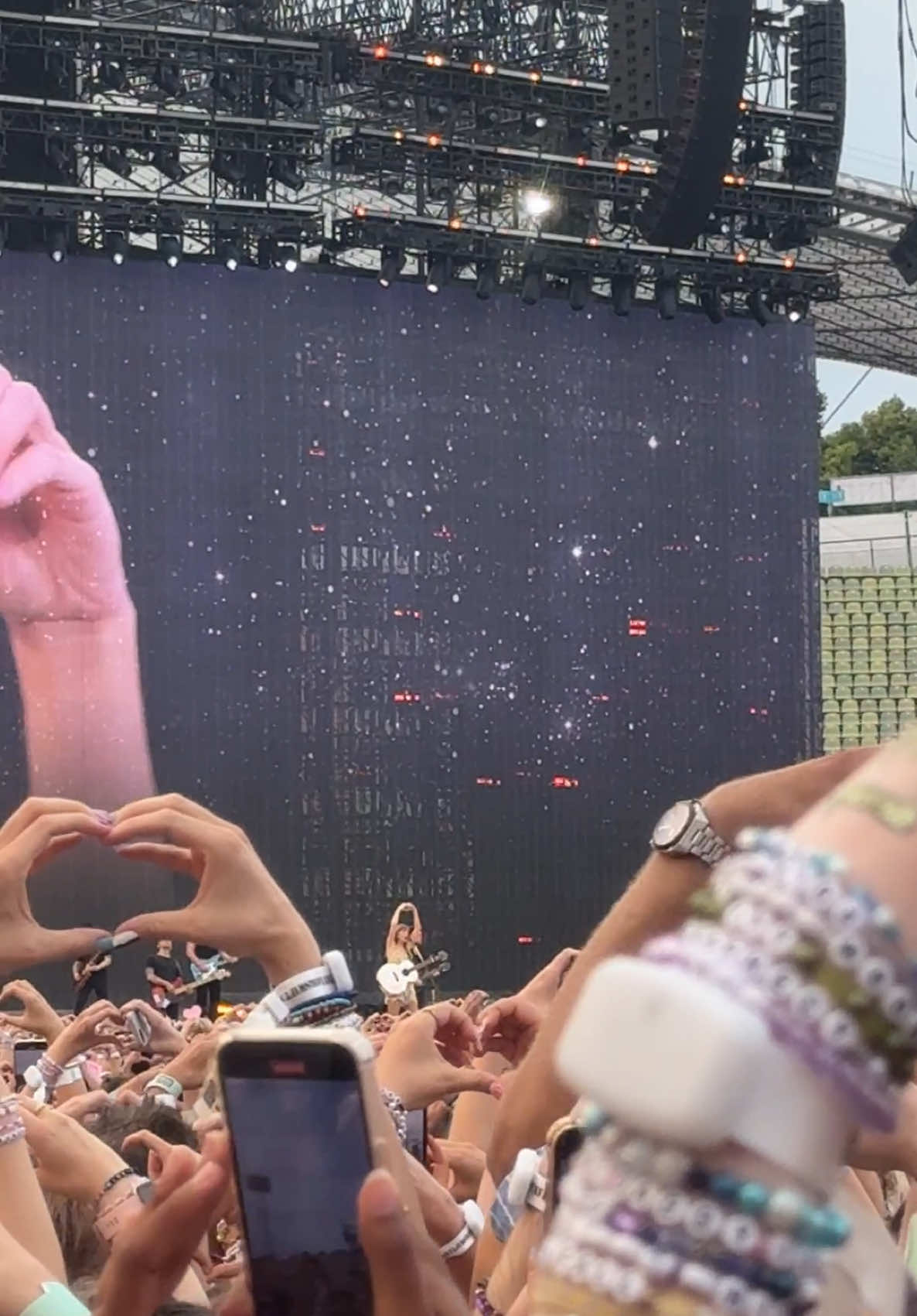 reminder: this actually happened. and me? still not over it 🥺 🫶🏼 #fearless #erastour #munichn1 #taylorswift #fearlessheart 