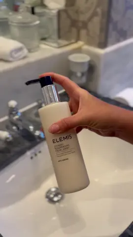 (The) Dynamic Duo Gift Set✨ The Tri-Enzyme-powered Dynamic Resurfacing Facial Wash deeply cleanses, revealing a smoother, more radiant complexion. Paired with the bestselling Dynamic Resurfacing Facial Pads, clinically proven to accelerate cell turnover in just 28 days, this duo targets dark spots, and uneven texture, and promotes soft, even-toned skin. Available now in the Thermae Bath Spa Shop. Limited-time offer: buy two ELEMIS products and receive a FREE gift with your purchase. #GlowingSkin #TriEnzymeTechnology #SkincareEssentials #ELEMIS #ThermaeBathSpa #VisitBath #SWIsBEst #CityOfBath #BathUK #VisitEngland #ThermalWaters #HotSprings #DaySpa #VisitSomerset #SpaLife #Bestspa #WellnessSpa #VisitBritain #RooftopPool #UNESCO #greatspatownofeurope #NaturalHotSprings