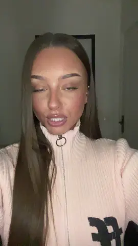 je vais meme pas en parler elle* etait bien trop laide 