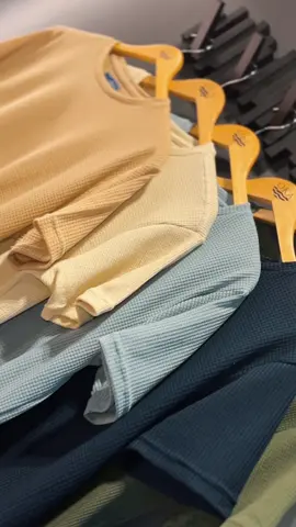 ⚡️Se você procura uma camisa que seja a combinação perfeita de estilo, leveza, conforto e durabilidade, apresentamos a nossa T-shirt Premium. Com sua malha texturizada essa camisa é uma opção que reúne as qualidades mais desejadas em uma peça de vestuário. Esse tecido exclusivo proporciona uma sensação única ao toque, com uma textura suave e agradável que envolve o corpo com conforto. Além disso, possui um caimento sim impecável e uma etiqueta especial. Gostou? - 📍Loja Jaqueira, Galeria Crystal Center - 1° andar.  ⏰Horários: Segunda à Sexta: 09h às 19h  Sábado: 10h às 18h Domingo: 10h às 16h  📍Loja Boa viagem, rua padre carapuceiro 706 - 14° andar. Empresarial Carlos Pena Filho.  ⏰Horários: Segunda à Sexta: 09h às 21h  Sábado: 10h às 18h Domingo: 10h às 16h  💻 Site, www.vistaoka.com.br (todo Brasil)