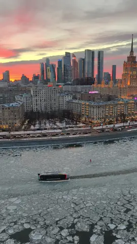 Вчерашний закат с крыши в Москве. Записаться на посещение крыш можно через наш Телеграм в шапке профиля 