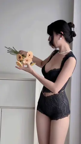 Xám ghi đẹp chấn động, set ren dày dặn, sang xịn đúng nghĩa 😍 mua cho mình hay làm quà 8/3 đều hết ý ạaa 😉 set ứng dụng cực tốt, vừa làm set ngủ cực đẹp, vừa tách áo mix match váy áo đi chơi sành điệu nhenn mấy bà uii #melingerie #lingerie #bra #noiy #dolot #qua #8thang3 #8thang3tanggi #qua8thang3tangnguoiyeu 