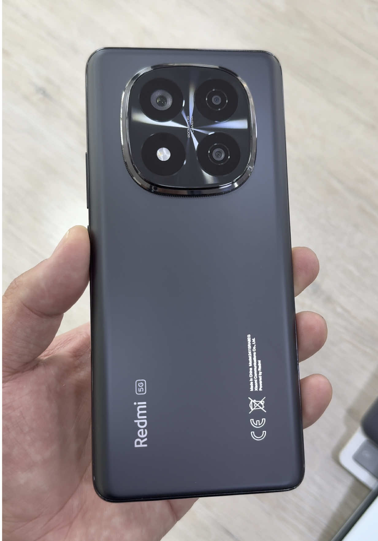 Xiaomi Redmi Note 14 Pro+ 📲 El Xiaomi Redmi Note 14 Pro+ cuenta con una pantalla AMOLED de 6.67 pulgadas y está potenciado por un procesador Snapdragon 7s Gen 3 acompañado de 8GB o 12GB de RAM y hasta 512GB de almacenamiento. Su cámara trasera es triple con un sensor principal de 200MP con OIS, tiene una batería de 5.110 mAh con soporte para carga rápida, parlantes duales, lector de huellas bajo la pantalla y certificación IP68 para protección contra el polvo y agua. @Xiaomi.Colombia  #xiaomi #redmi #redminote14proplus #lejotech 