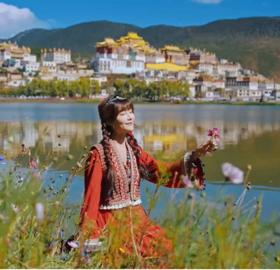 Songzanlin Temple, Shangri-La, Yunnan. By：伊莲137 #china #chineseculture #tibet #chinatravel 