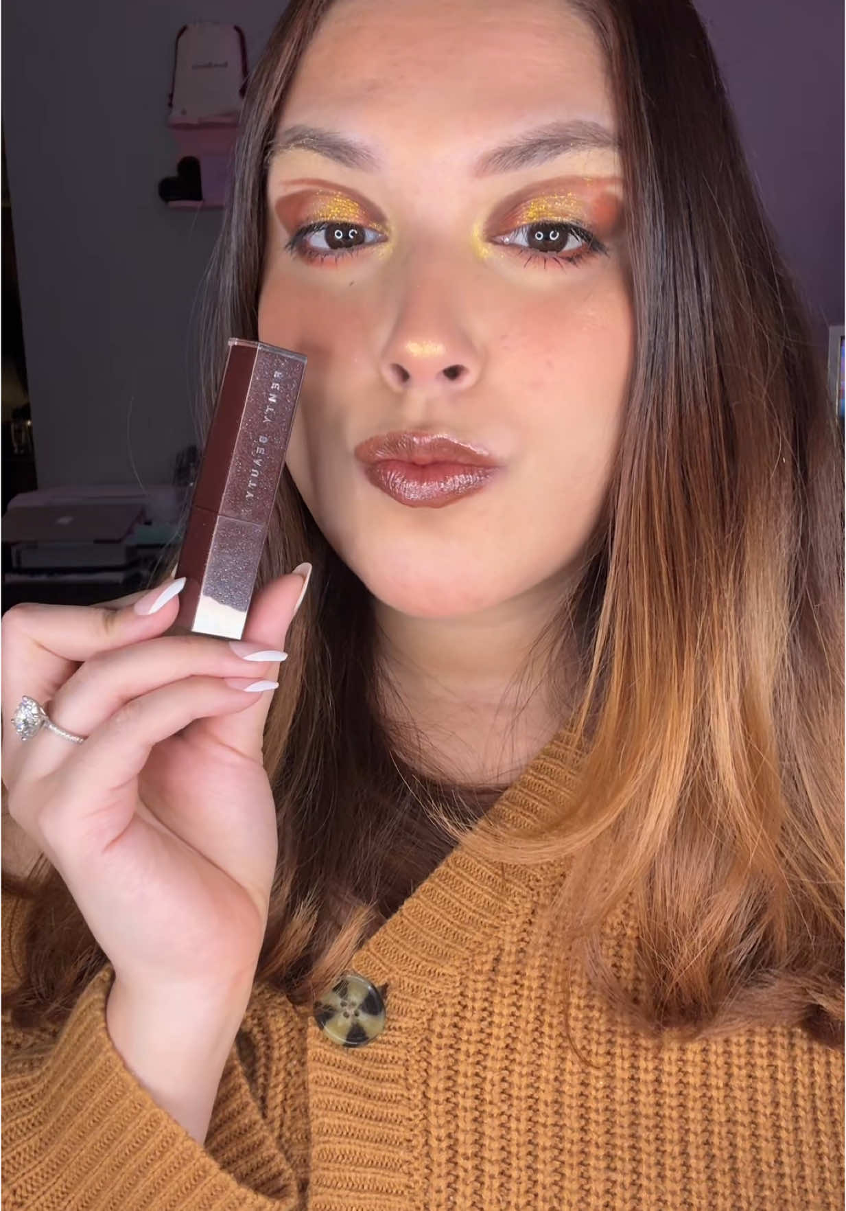 @Fenty Beauty Gloss Bomb Stix High-Shine Gloss Stick Hot Chocolit - Rich Brown 🤎✨  #fentybeauty #fenty #glossbombstix #rihanna #glossylips #highendmakeup #lips #glossy #makeup #beauty 