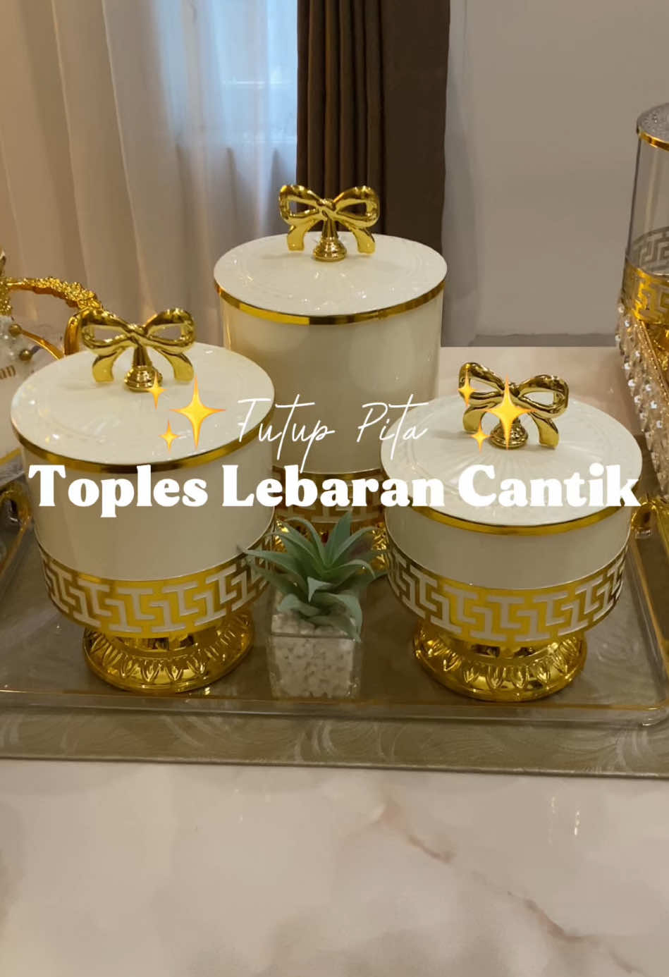 Toples lebaran dengan tutup pita gold. Super mewah cantik jelita🌸🌸🌸