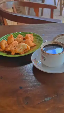 Siang yang begitu cerah dan hangatnya secangkir kopi☕ #vibes#fypp#storytime  #tempatnongkrong#ngopisantuy#waroengjoglomerahputihbersujud#tanahbumbubatulicin#kalimantanselatan 