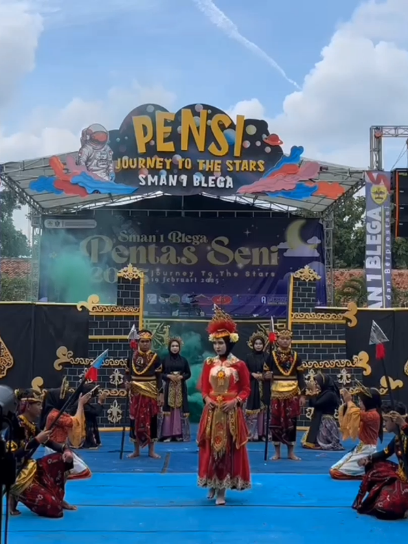 Penampilan F. XII-5 di Pentas Seni 2025 dengan judul drama 