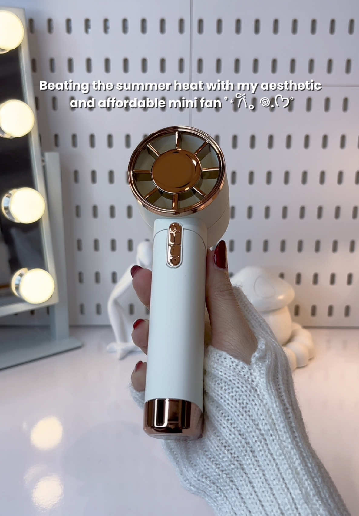 Aesthetic and Affordable fan that you can use to enjoy the summer heat ᥫ᭡. #miniturbofan #portablefan #minifan 