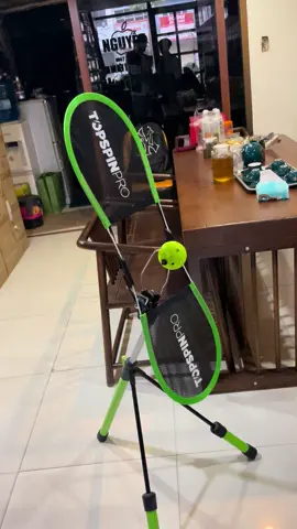 DỤNG CỤ LUYỆN TẬP TOPSPINPRO Chơi Pickleball giống như một chuyên gia . Tăng sức mạnh, khả năng kiểm soát và độ chính xác của cú đánh với TopspinPro dành cho Pickleball Topspin giúp bạn kiểm soát bóng tốt hơn, cho phép bạn trở nên hung hăng và sáng tạo hơn với trò chơi của mình. Chỉ trong vài ngày, bạn có thể bắt đầu học topspin. Có thể luyện tập mỗi ngày, bạn sẽ rút ngắn con đường đến với sự thành thạo topspin một cách đáng kể! 📌  Thực hành ở bất cứ đâu Hãy luôn nhạy bén và luyện tập, ngay cả khi bạn không có thời gian ra sân sau một ngày bận rộn (hoặc khi thời tiết không thuận lợi!). Luyện tập ở nhà, tại văn phòng, trên sân, ở bất cứ đâu. 📌  Dành cho mọi lứa tuổi và kích cỡ : Dù bạn là người chơi nghiệp dư hay chuyên nghiệp, trẻ em hay người lớn  TopspinPro đều có thể điều chỉnh độ cao và phù hợp với mọi người chơi. LỢI ÍCH CỦA TOPSPINPRO Đánh bóng thắng từ vạch cuối sân một cách dễ dàng. TopspinPro giúp bạn phát triển cú topspin và sức mạnh cần thiết để đánh bóng thắng từ vạch cuối sân. Nắm vững cú đánh bóng nhanh hơn. Hệ thống đào tạo độc đáo của TopspinPro giúp bạn học kỹ thuật chính xác và trí nhớ cơ bắp để thực hiện những cú đánh bóng mạnh mẽ và có kiểm soát. Giữ phong độ trong thời gian giữa các trận đấu. TopspinPro là công cụ hoàn hảo để duy trì phong độ và thể lực của bạn trong thời gian giữa các trận đấu. 🛠  Quy cách : 67*27*10cm / 4kg #Giá2800k / bộ  ===> CTV ck 200k/ bộ 🥇 𝐕𝐏𝐈𝐊 - 𝐏𝐈𝐂𝐊𝐋𝐄𝐁𝐀𝐋𝐋 𝐆𝐀𝐓𝐄 : Cung cấp và Phân phối dụng cụ, phụ kiện Pickleball, tư vấn thi công sân… 🇻🇳 toàn quốc. 🏪 Add: Hạ Long - Quảng Ninh 🪩 www.vpik.vn 💻 Page : Pickleballgate --------------/-----------------