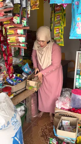 Bund kalo bungkus belanjaan pake karung masih sopan gak sih #warung #warungsembako #penjagawarung 