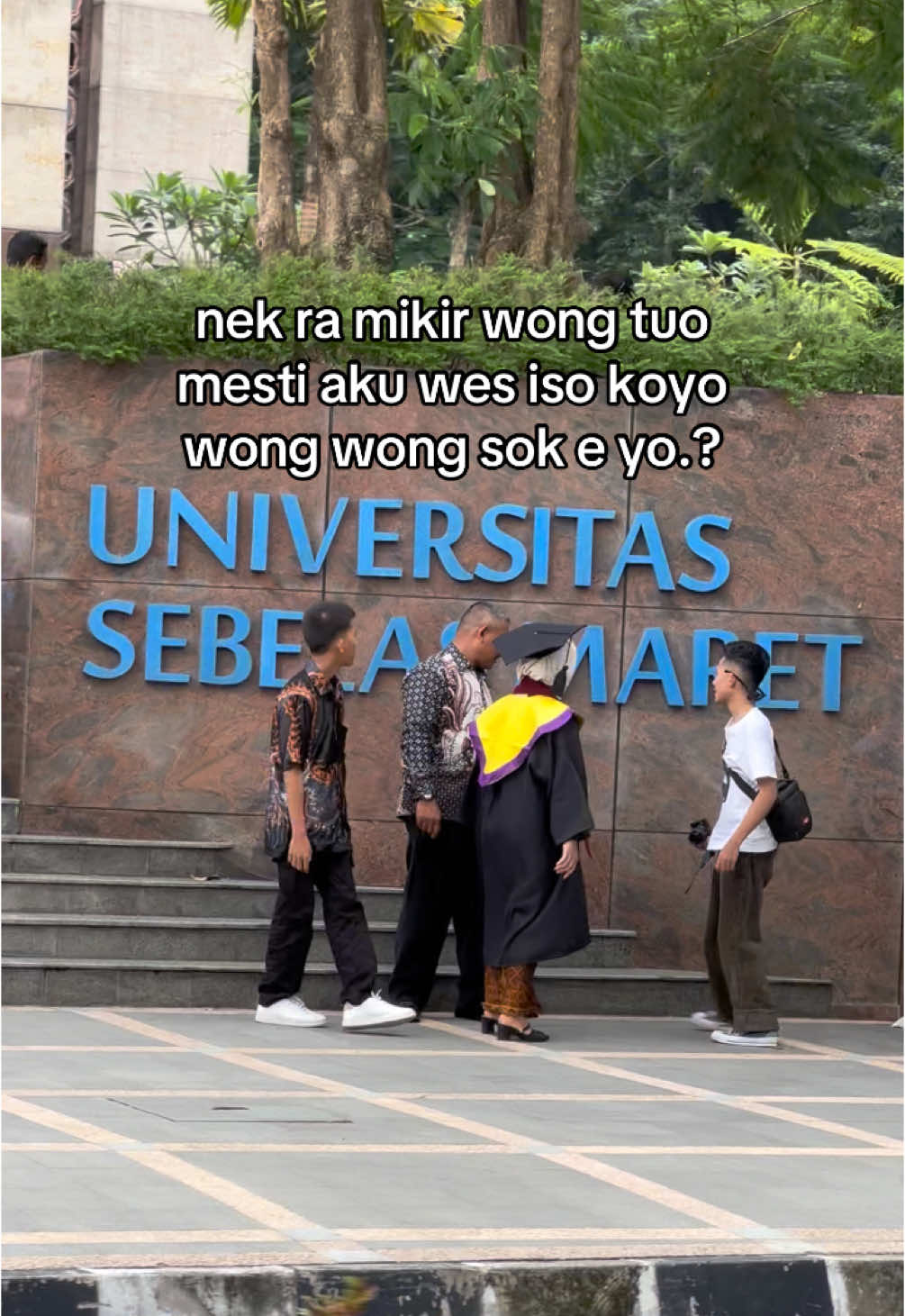 roaleh nangis #wisuda #uns #sopirtrukpunyacerita 