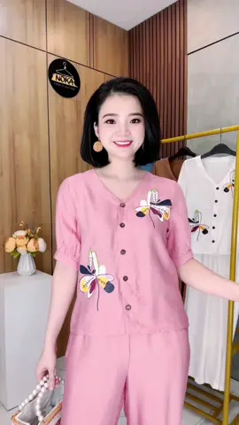 Bộ đũi tơ Hàn thêu hoạ tiết chuồn chuồn đẹp lắm mấy nàng ơi. Khách khen quá tròi luôn ấy