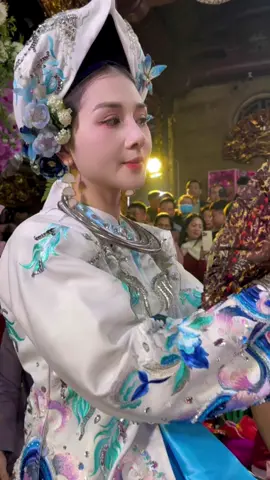 Hô một tiếng bản làng hội tụ Chặt cây rừng xẻ gỗ cho mau Nhanh nhanh dựng ván đóng tàu Băng qua thác nước làu làu như bay            #Thanh_Đồng_Loan_Giá #Thanh_Đồng_Loan_Gias        #khăn_áo_thiết_kế_TIỆM_LYNH @TIỆM LYNH- Khăn Chầu Áo Ngự @Tuan.Anh.Tiem.Lynh                                #tay_Tiên_mẹ @Phúc Tuệ 