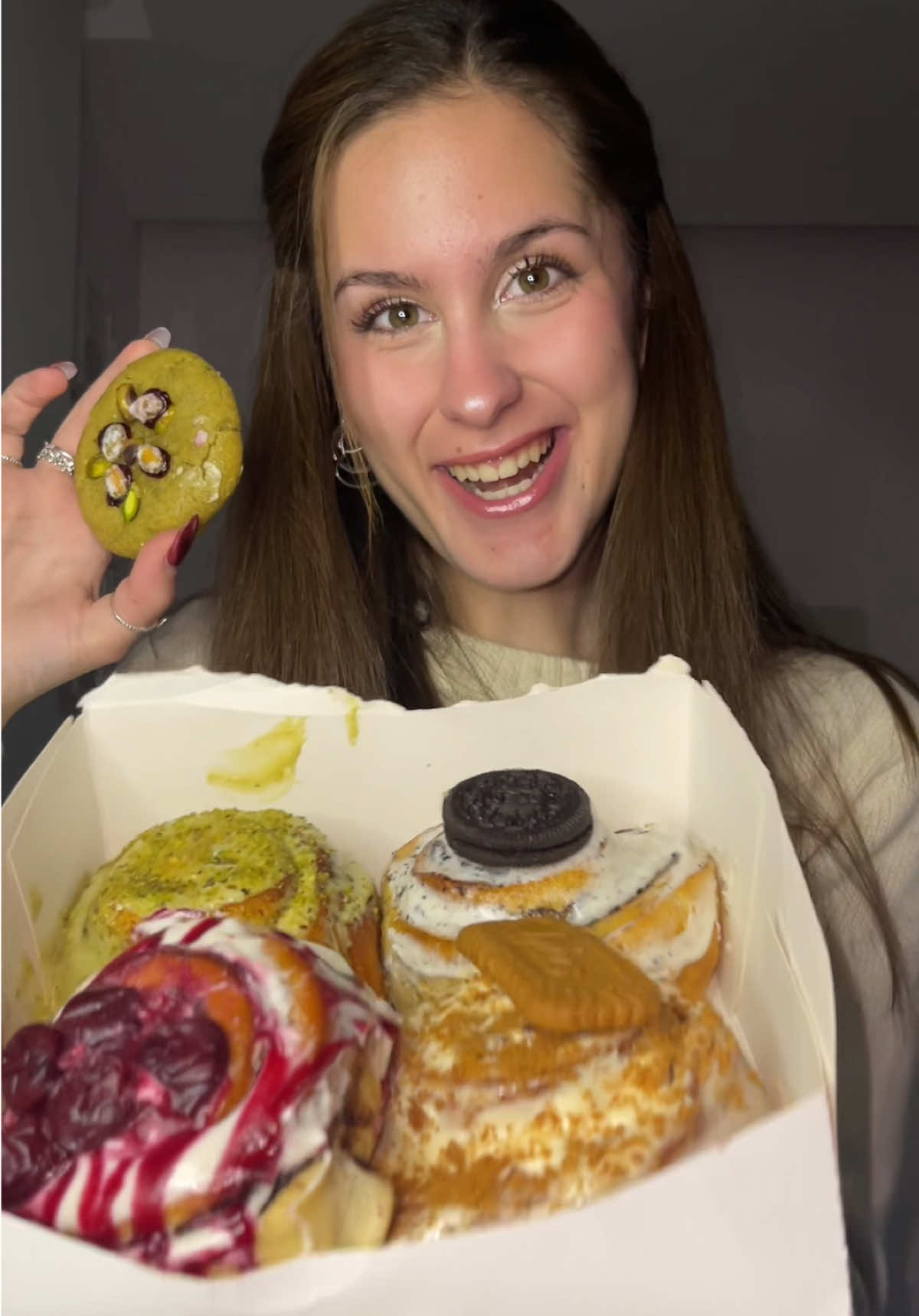 ✨🥯Cinnamon rolls de Salt in Cake🥯✨ 🇪🇸   Probando los mejores rollitos de canela de España! Junto a sus cookies y tartas🤍 #cinnamonroll #cinnamonrollmukbang #cinnamonrollsaltincake #cinnonrolloreomukbang #rollitodecanela #mukbangrollitodecanela #rollitosdecanelamadrid #rollitosdecanelamukbang #rollitodecanelaespaña #españa #mukbang #eatingsoundasmr #eatingsoundcookies #comiendorollitosdecanela #probandorollitosdecanela #asmrcinnamonroll #food #videocomiendo #saktincake #saltincakemadrid #giantcinnamonroll #rollitosecanelayleche #cinnamonrollandmilk #foodreview #crumblasmr #milk #milkmukbang #rollitosdecanelaespaña #softmukbang #rollitosdecanelareview #mukbangrollitosdecanela #mukbangcinnamonroll #eatingsoundasmr #eatingsoundcinnamonroll #asmr #food #videocomiendo #bestcinnamonrolls #cinnamonrollasmr #silentasmr #desserttiktok