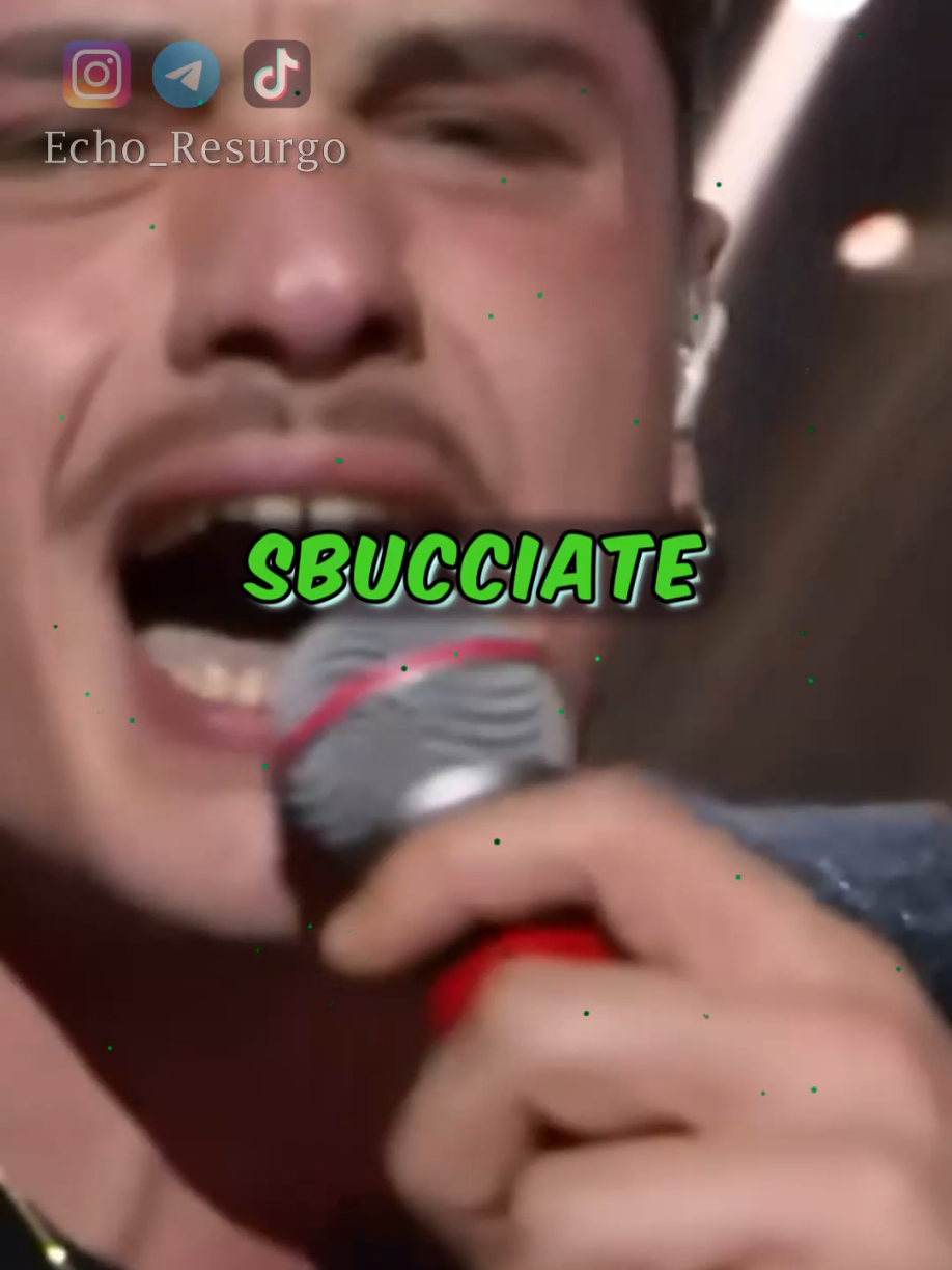 Il vincitore di Sanremo 2025 Olly canta 