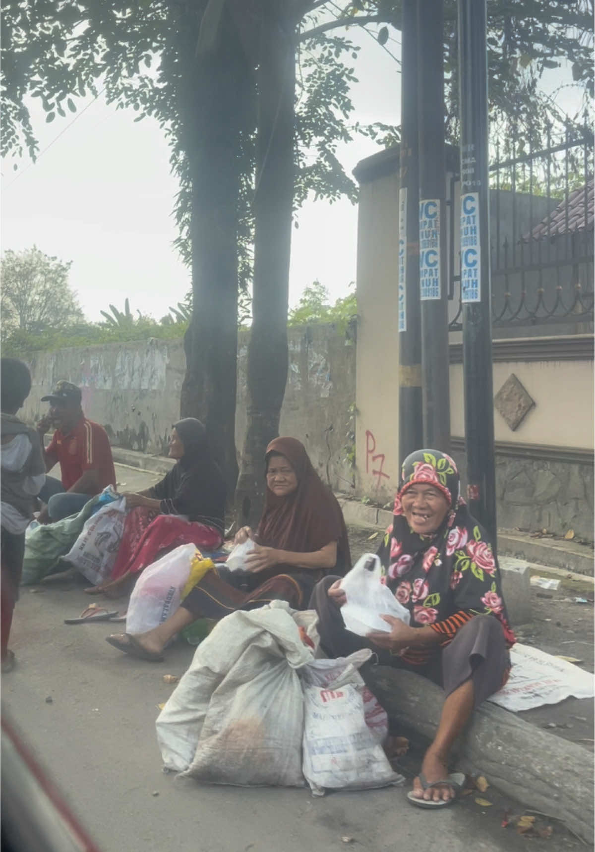 Alhamdulillah sudah terbagi 80  paket makan siang berkah untuk saudara