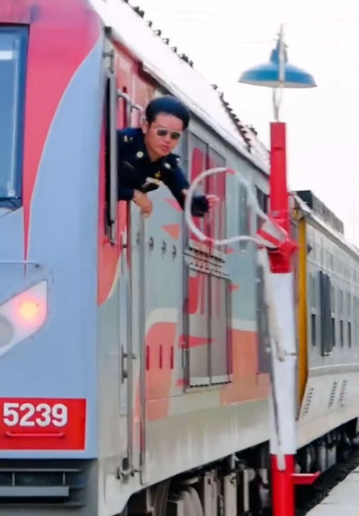 ชุดรถด่วนพิเศษ CNR 115 คัน จะมีใครเคยได้ใช้บริการกันบ้างน๊าาา🚂🚃🚃 #วิศวกรรมรถไฟ63 #ผู้ช่วยคนขับรถไฟ