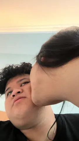 Ora patek iso aku lek kon ngetik dowo, dan rabakal gelem kowe kabeh moco sampek entek 😂 Tapi gapopo lah ya aku berbagi kebahagianku neng kalian semua !!! Lagu seng judule “CANDU” iki tulisan ngawurku pas aku lagi perjalanan muleh, teko jogja neng kediri. Pas kui aku lagi lungguh neng kursi 4D,Eksekutif 4,MALIOBORO EKSPRES. Bukan apal kok,tapi aku tas ngecek aplikasi KAI ACCES :) Dadi ceritane aku pas neng gerbong kereta lagi ngeroso berbunga - bunga ae,mergo bar ketemu ayang beb kan ahay asoy uhuyyy. lagi BUCIN cuy hahaha.. dunia terasa milik berdua anjayy parah sieeee.. Tak tumpahkan lah rasa bahagiaku lewat ketikan di Note Hpku.  Aku awale ora kepikiran tulisan iku bakal dadi lagu, yowes aku ngetik ae mergo keadaan ati lagi kasmaran ngono lah. terus cah - cah neng grub lagi pengen gawe lagu seng cinta - cintaan, tak kirim lah ketikanku gawe pacarku iki neng grub. respone cah - cah adalah : SINYO : “Joh, jane ki,bucin pol sa…. mugo - mugo iki bener jodomu sa.. pokoke gendeng kata - katamu sa” WILDAN : “Lha iki looo masuk” SAM RIGEN : “Apapun yang daei hati kui adalah irama” Akhire ketikan bucinku iki disempurnakan lagi dengan bantuan Sam Rigen dan juga Wildan tanpa sinyo karena sokabat Sinyo sedang repot - repotnya. Singkat cerita ( gak singkat si ) akhire jadilah lagu “CANDU” iki seng wes iso mok rungokne neng platform apapun ahahahah asu koyok musisi tenan cok. Jujur ra nyongko ketikane wong alay pas lagi bucin iki iso dadi lagu. Saiki aku iso omong ngene neng kowe kabeh  “RUNGOKNO LAGUKU YA, BEN AKU ISO BERBAGI CERITOKU NENG KOWE” anjay gasihh aku. Panggil Gue REZA “CANDU” sekarang hahahahaha. GAWE KOWE SENG GELEM MOCO SAMPEK ENTEK TULISAN IKI, MAKASI BANYAK YA… WES MEMBUANG WAKTU SENG HARUSE MOK LAKUKAN GAWE HAL SENG LUWEH BERMANFAAT GAWE MOCO IKI. LOVE YOU ALL.