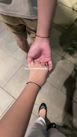 Jalan + pegangan tangan pas pake gelang ini = ❤️‍🔥❤️‍🔥 #gelangcouple #gelangpasangan #gelangtali #gelangaesthetic #gelang #gelanganokata #anokata_id #gelangpremium #anokata 