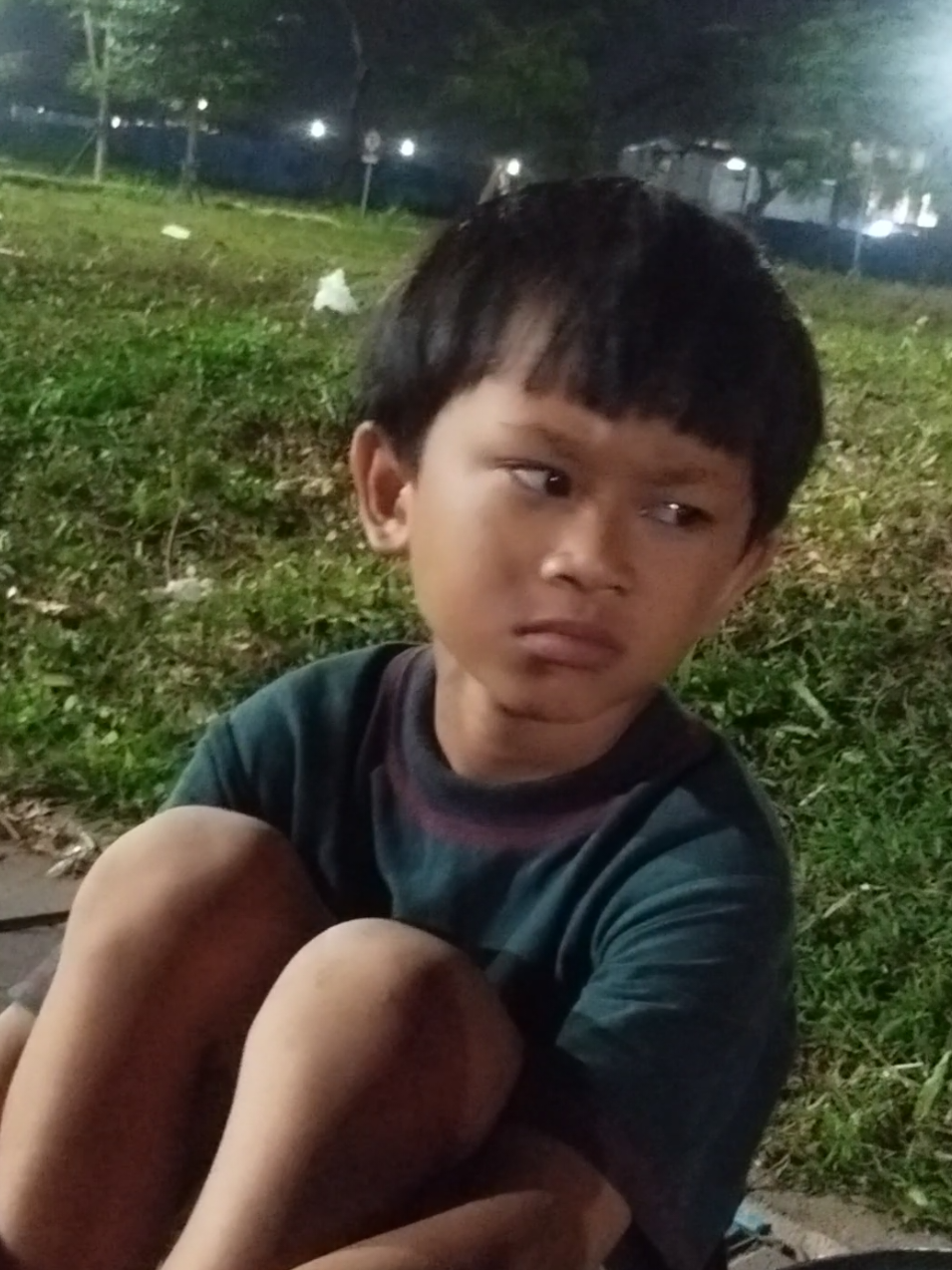 jam 2 malem dekat area mall ada anak kecil sendirian duduk sambil bawa dagangan isinya tahu goreng dijual isi 2biji /bungkus kita samperin karna di sekitar udah gak ada orang 1pun katanya takut pulang dip*kul karna dagangan belum habis, dijanjiin di beliin baju lebaran sampek jualan larut malam, tidak sepantasnya anak kecil dagang sampai jam 2malam karna bukan kemauan dirinya sendiri melainkan suruhan orangtuanya. ya allah zaman sekarang masih ada yg seperti ini semoga kelak kamu jadi anak yg sukses dek #fyp #fypviralシ #videoviral #xybca #anakdagang 