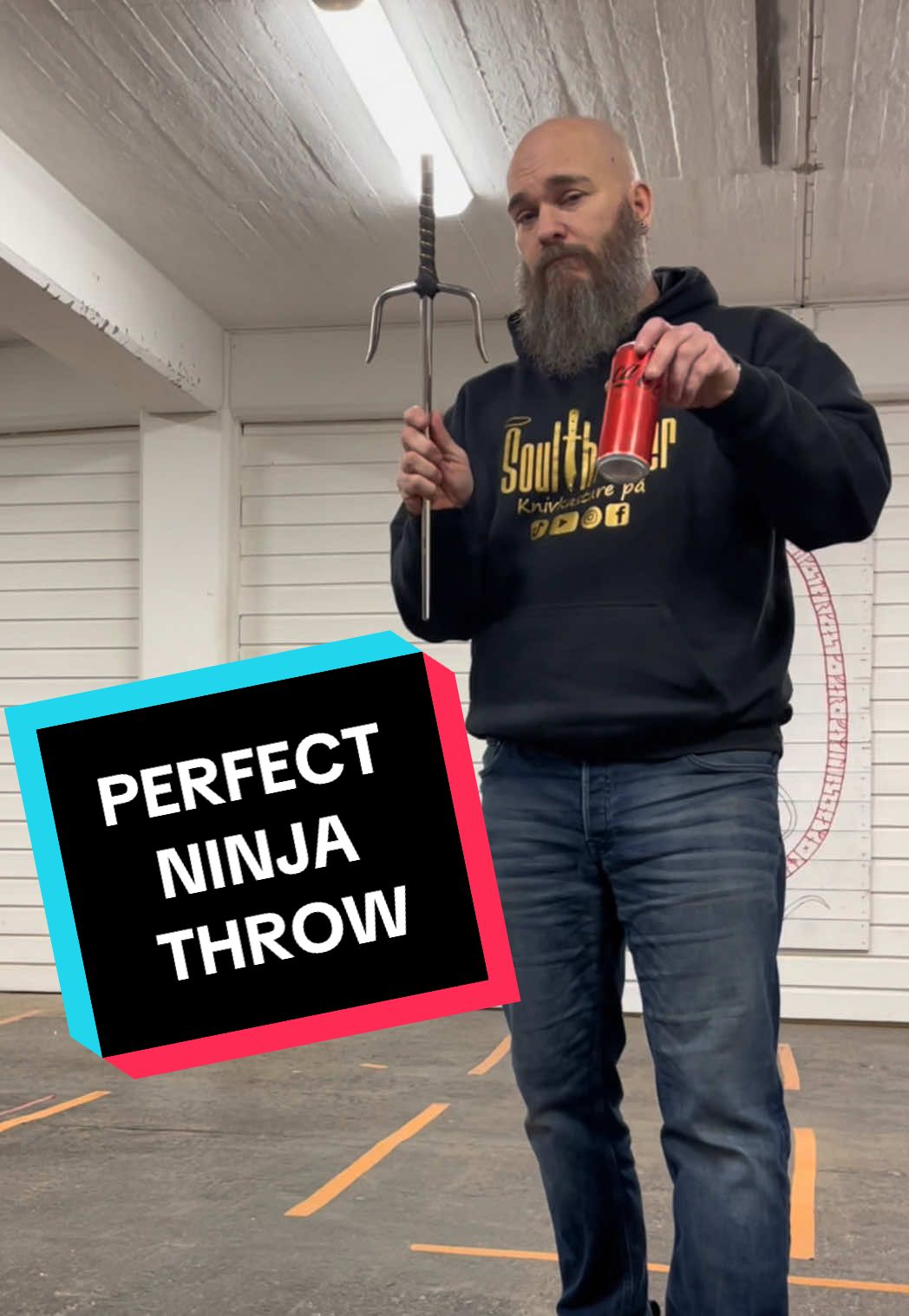 World champion knife thrower playing around with a Sai. Feeling the power from Raphael from Teenage Mutant Ninja Turtles! It was a blast playing around with this one from www.Brabilligt.se I can always find something fun to play with there! 😊🤙 I am a professional knife and axe thrower. Doing trickshots is not what we compete in but it is a good way of getting attention for our sport! Don’t try to copy me. 😇 #sai #ninja #worldchampion #cocacola #knifethrower #turtles #tmnt #skills #soulthrower #likeaboss #superhero #precision #professional #samurai #pehart #nerd #knife #boom #knifethrowing #epic #perfection #brabilligt @brabilligt.se 