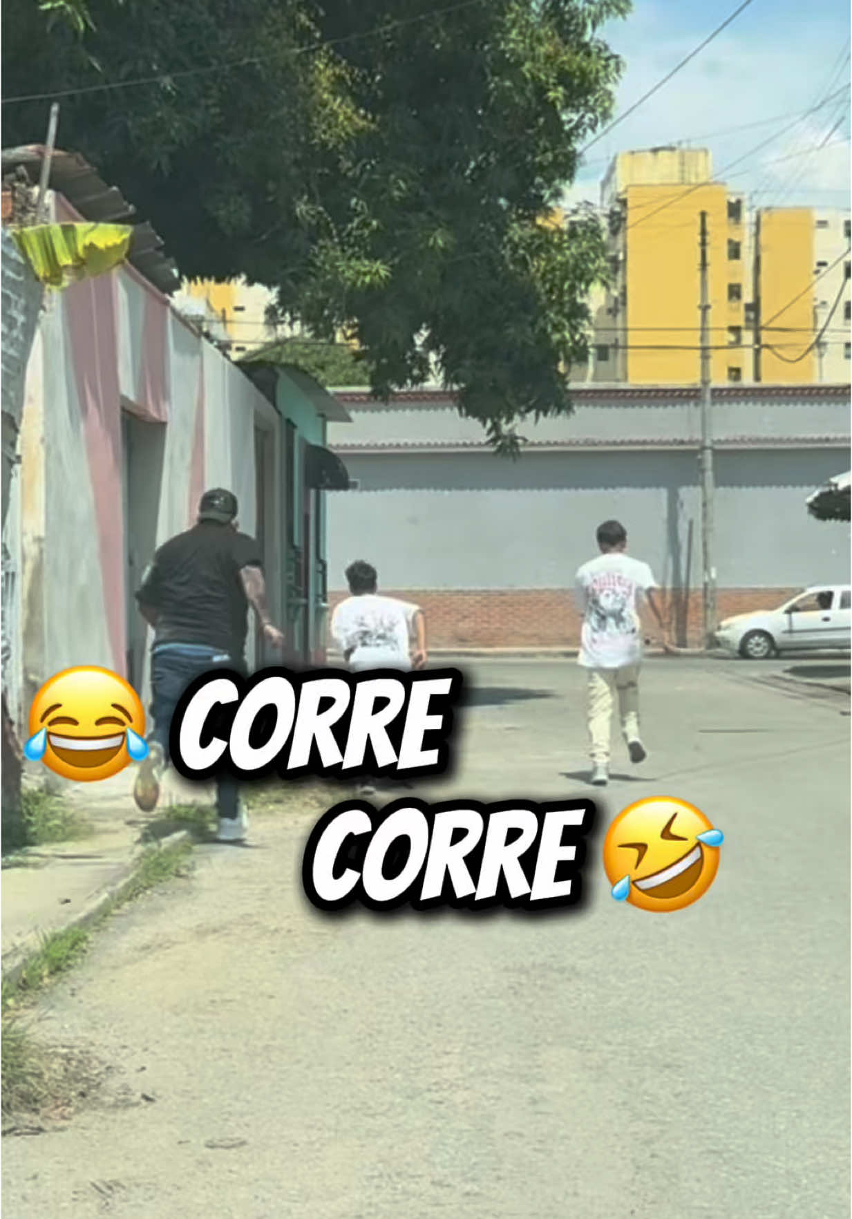 Corre 😂🤣😂🤣  #bromadecalle #camaraescondida #soyrafalocura 