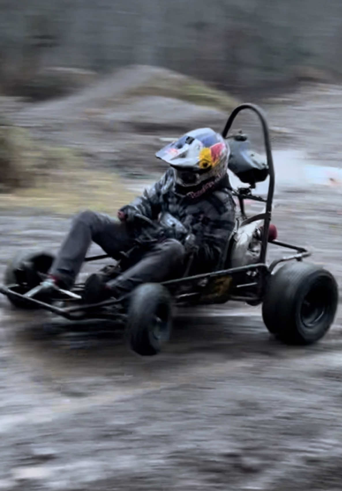 Since you guys loved the XR100 chopper, we decided to keep the sketchy projects going 😂😭 @Jaden said he had a old gokart, so @Charlie McDermott Hale, @Cole Stever and I decided to get it singing with a KX85 engine. Here is a shakedown of the machine before it gets sent. The throttle sticking and a lack of brakes is a good combination 😂 @Red Bull Motorsports @Red Bull @MotoSport.com #KX85 #kawasaki #gokart  