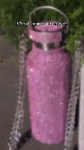 Brilhe com estilo ✨️ Apresentamos a Garrafa de 500ml em aço inoxidável, brilhante feita toda no strass, uma combinação de luxo e perfeição! Ela é deslumbrante, vai além do armazenar sua bebida favorita, é uma declaração de elegância e sofisticação 🎀🥰 Temos poucas unidades, corra para adquirir a sua e fazer parte dessa exclusividade 🎁✨️💎 📍 Loja 55/Térreo - Shopping Flamingo / Alphaville, Barueri - SP www.graficaone.com.br ☎️ (11) 95079-1561 \#PapelariaAlphaville #ShoppingFlamingo #GráficaOne #PapelariaInovadora #GráficaemAlphaville #PapelariaCriativa #papelariafofa💝  @• Uma tal Sophia com PH !!! @Shopping Flamingo 